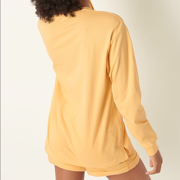 💗VS PINK HONEYCOMB GOLD SCRIPT LOGO CAMPUS TEE - Picture 2 of 6